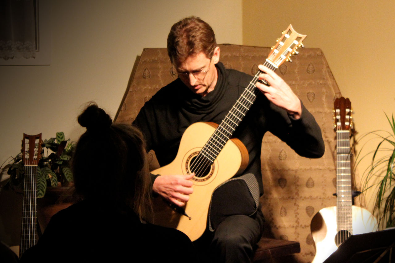 Bruce Paine playing a Panormo guitar copy by Rod Capper Bruce Paine playing a Panormo guitar copy by Rod Capper